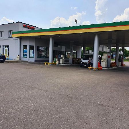 Motel Na Stacji Paliw ウストロニエ・モルスキエ エクステリア 写真