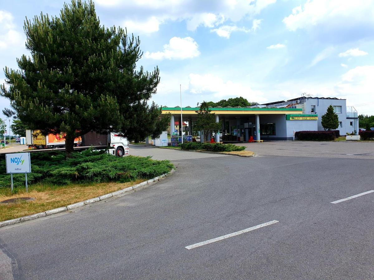 Motel Na Stacji Paliw ウストロニエ・モルスキエ エクステリア 写真